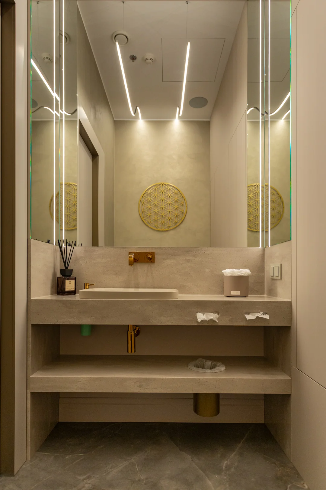 Estee Salon Seebi