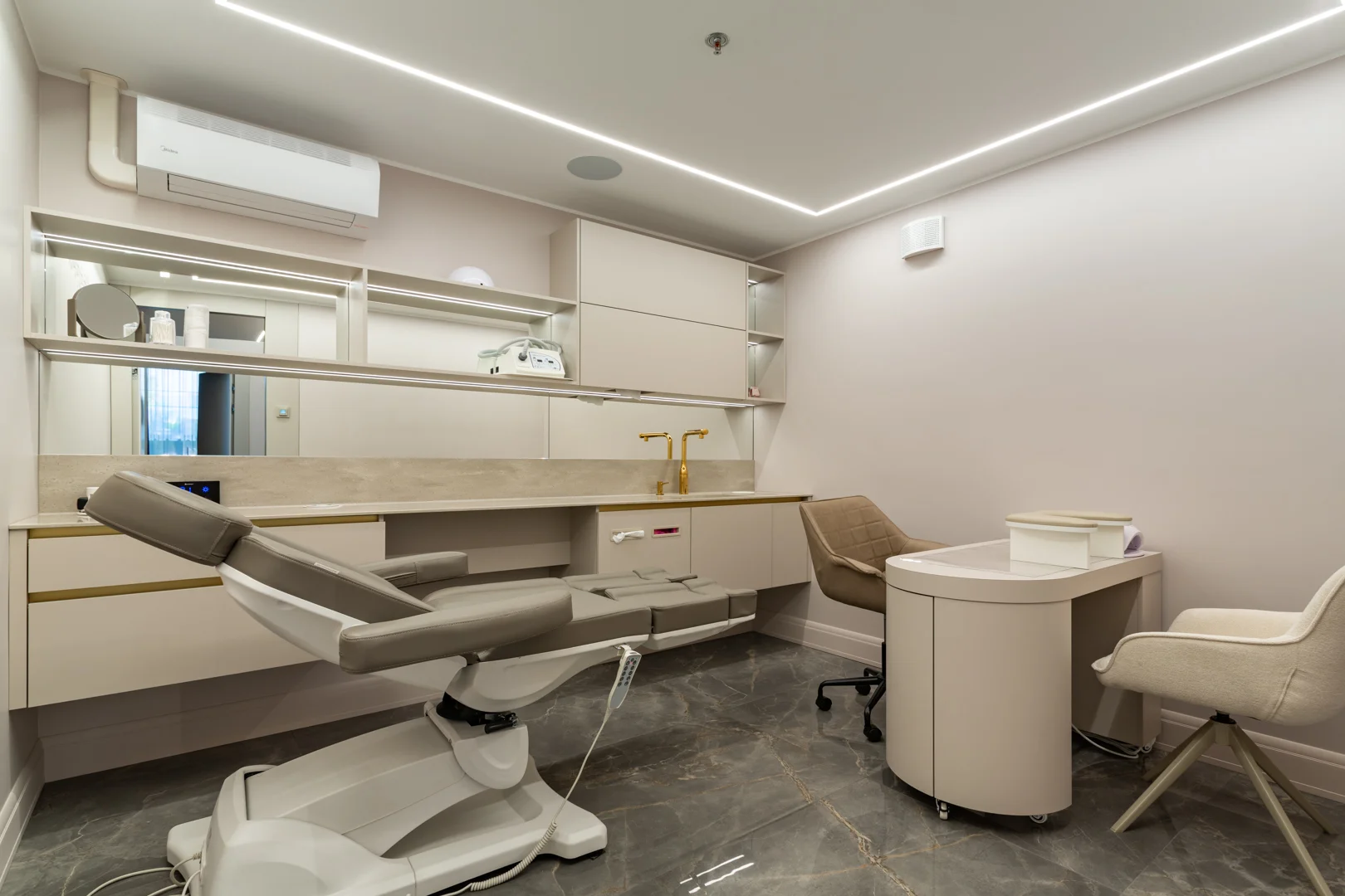 Estee Salon Seebi