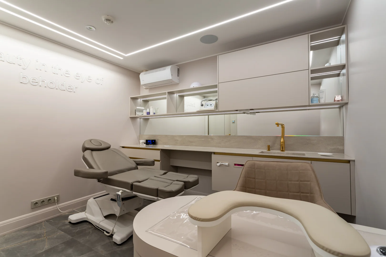 Estee Salon Seebi