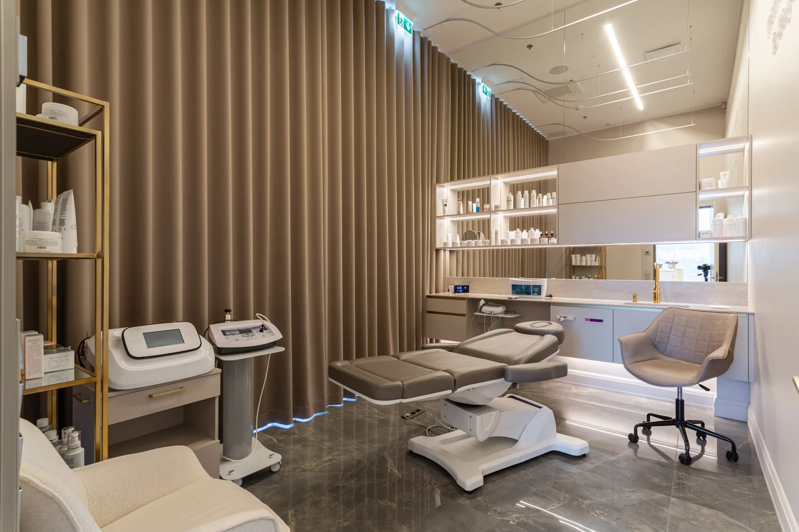 Estee Salon Seebi