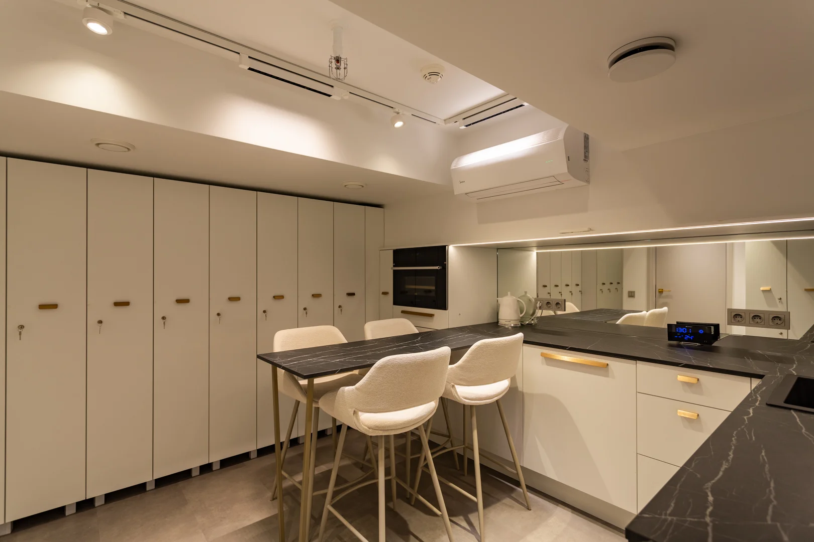 Estee Salon Seebi