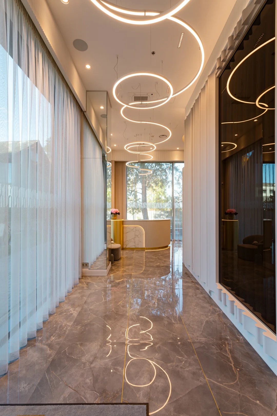 Estee Salon Seebi