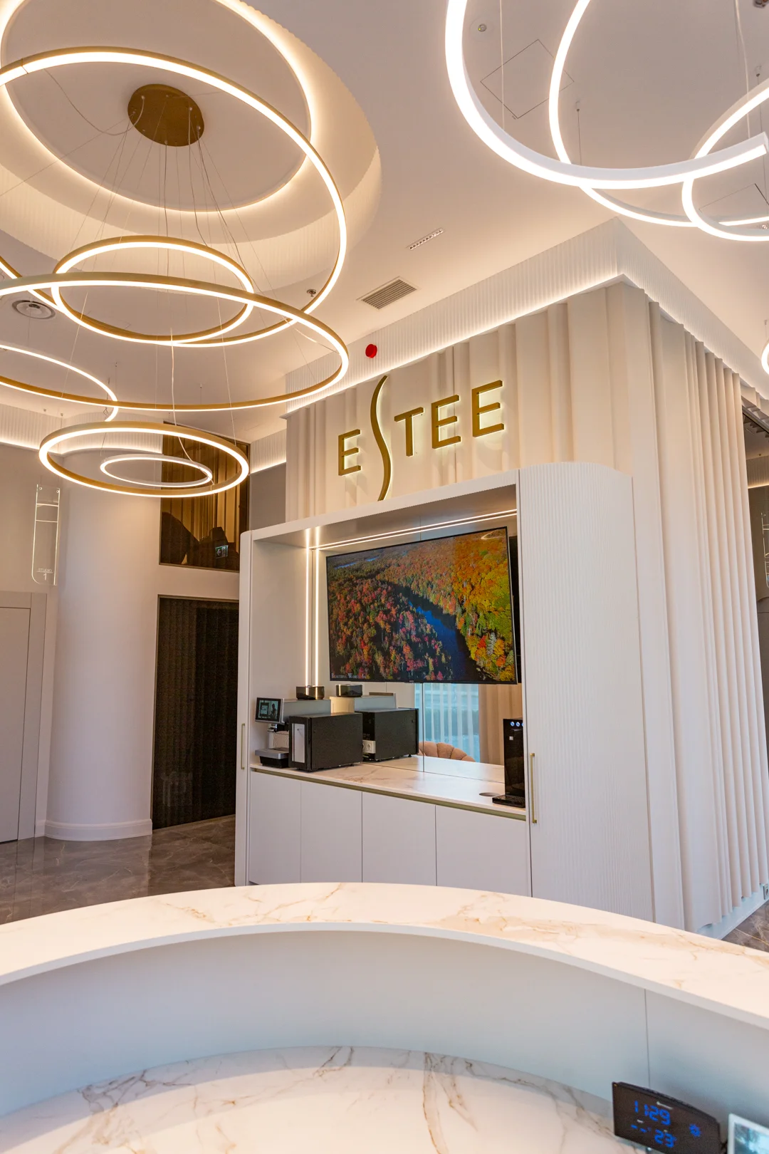 Estee Salon Seebi