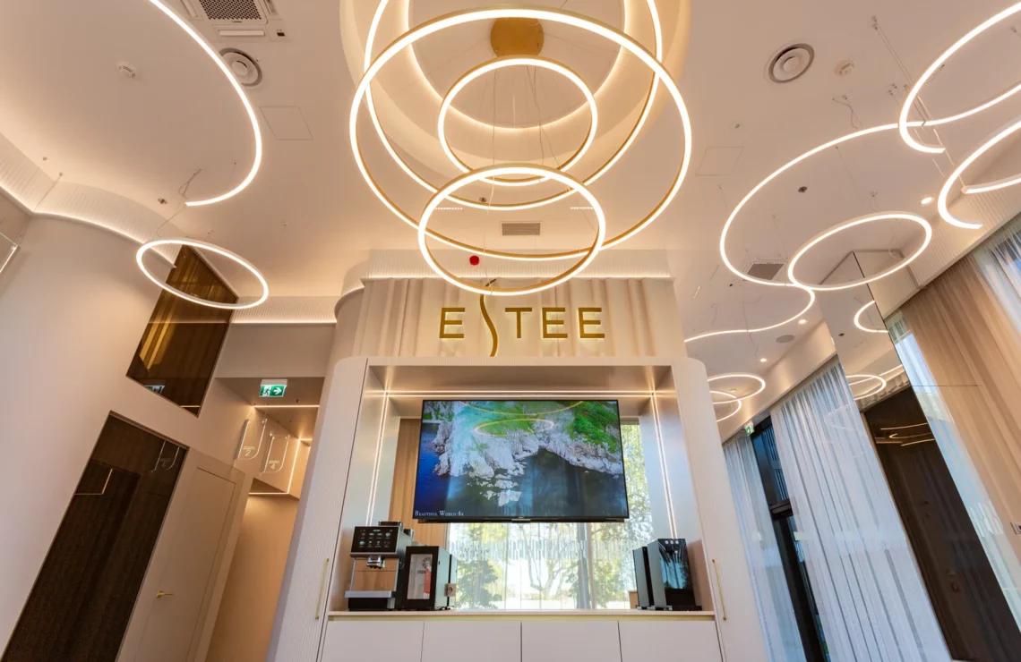Estee Salon Seebi